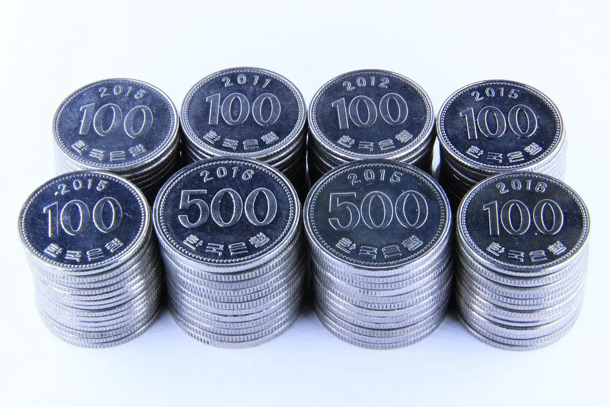 Stacks of Korean 100 and 500 won coins