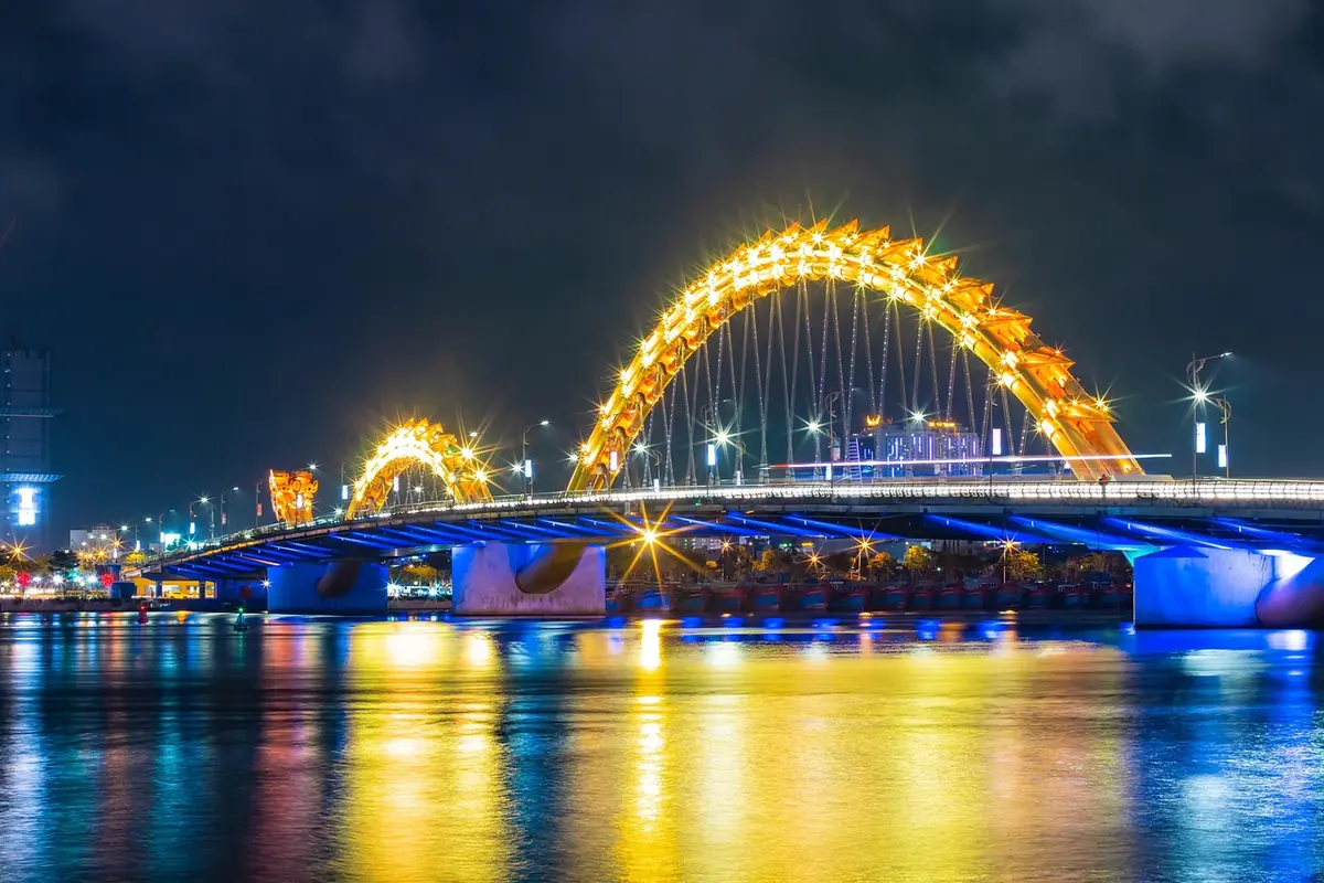夜にライトアップされたダナンのロン橋