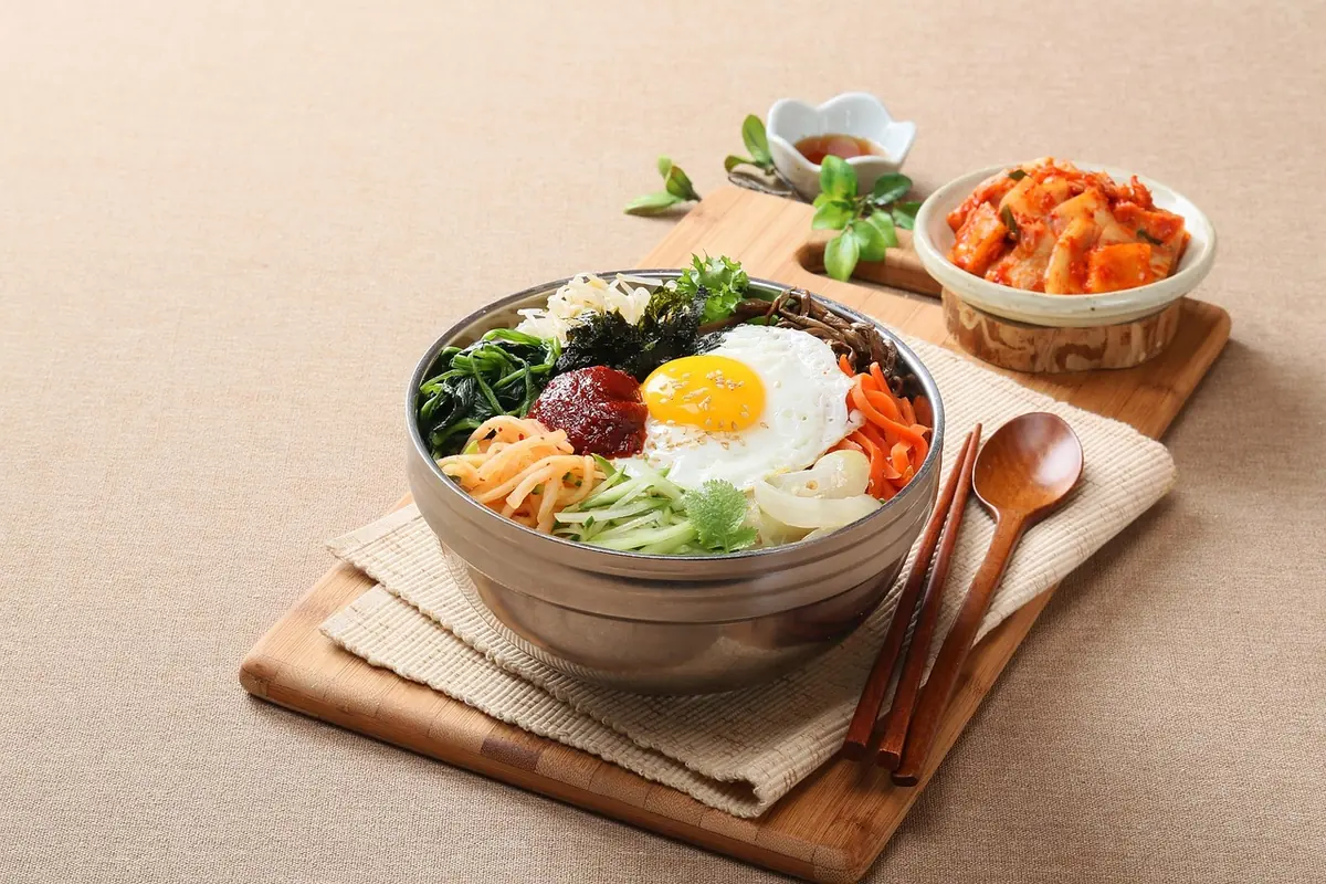 그릇에 담긴 비빔밥과 김치