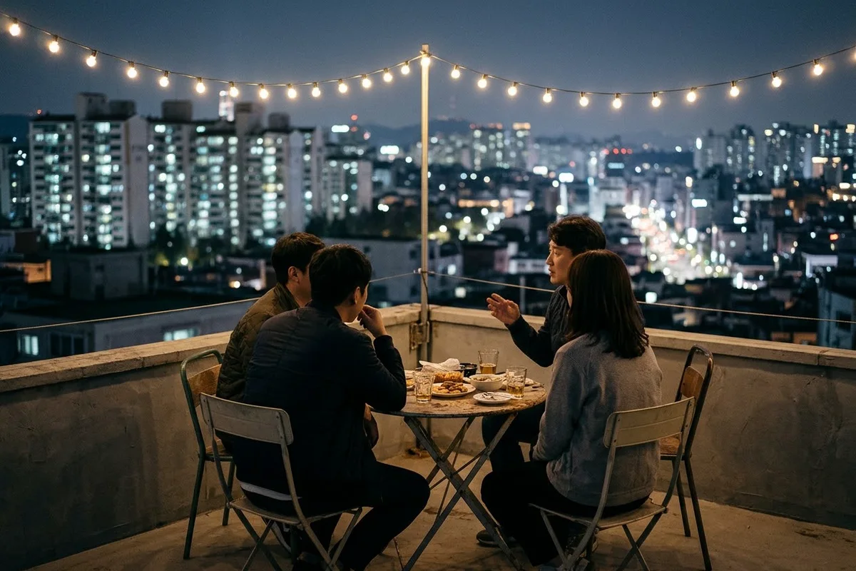 밤 옥상 테이블과 도시 불빛